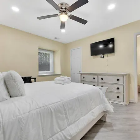 Cozy 2 Bedroom Duplex In Charlotte, Jacuzzi, Sleeps 6 2 *