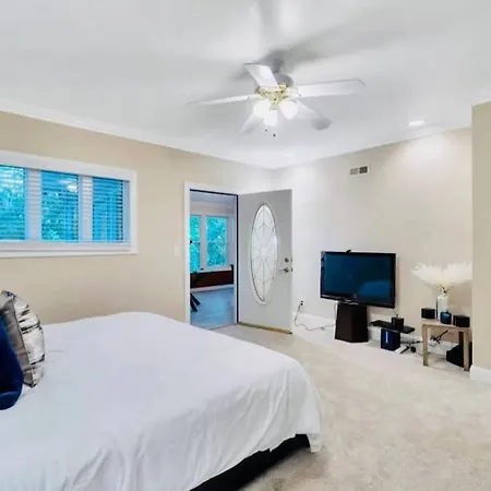 King Bed • Gameroom• Hometheater Holiday home Charlotte