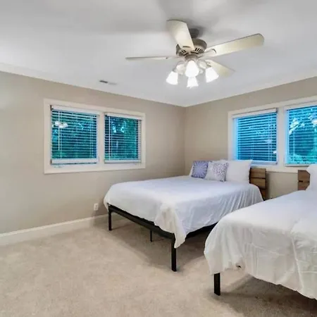 King Bed • Gameroom• Hometheater Holiday home Charlotte