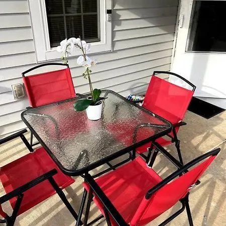 Near Uptown 3br 1.5 Bth Free Parking Free Wifi