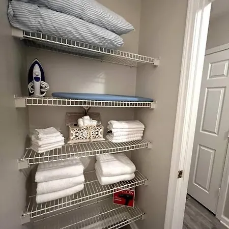 Near Uptown 3br 1.5 Bth Free Parking Free Wifi