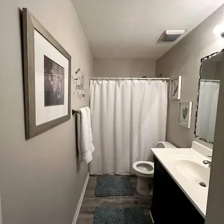 Holiday home Near Uptown 3br 1.5 Bth Free Parking Free Wifi