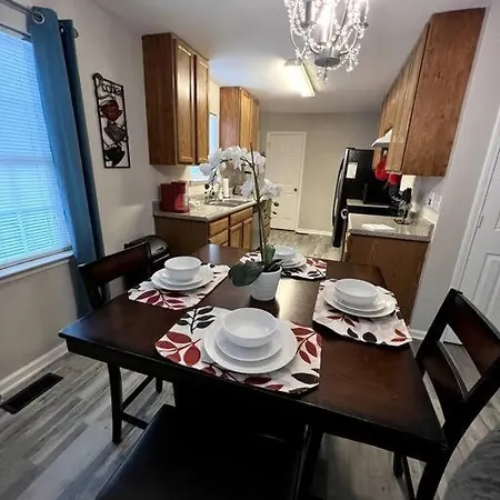 Near Uptown 3br 1.5 Bth Free Parking Free Wifi Holiday home Charlotte