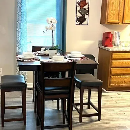 Near Uptown 3br 1.5 Bth Free Parking Free Wifi Holiday home