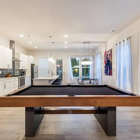 Gorgeous Glam House Across From Park - 3 Bedrooms! *