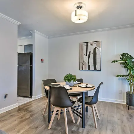 Charming Townhome About 8 Mi To Uptown! *