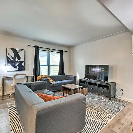 Charming Townhome About 8 Mi To Uptown! Holiday home