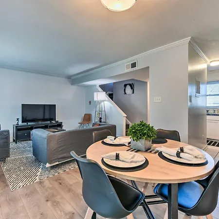 Charming Townhome About 8 Mi To Uptown! Holiday home