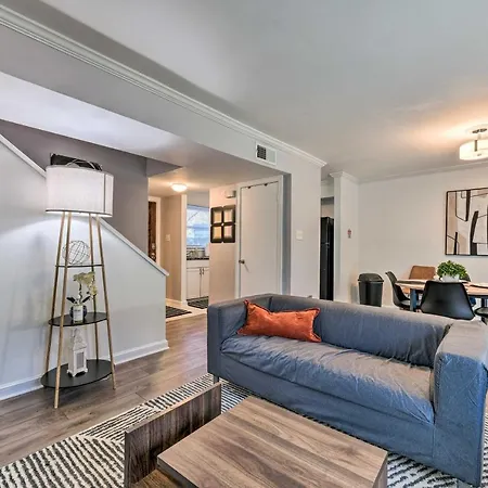 Charming Townhome About 8 Mi To Uptown! Holiday home *