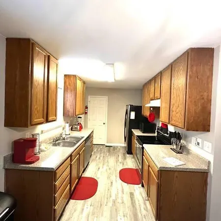 Near Uptown 3br 1.5 Bth Free Parking Free Wifi Holiday home Charlotte