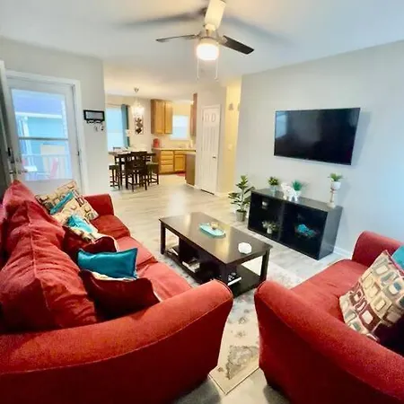 Near Uptown 3br 1.5 Bth Free Parking Free Wifi Holiday home