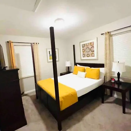 Near Uptown 3br 1.5 Bth Free Parking Free Wifi Holiday home *