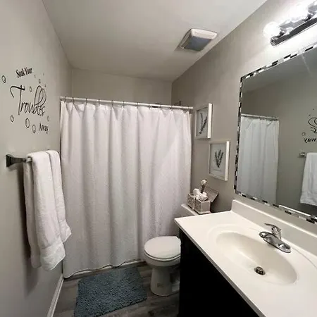 Near Uptown 3br 1.5 Bth Free Parking Free Wifi *