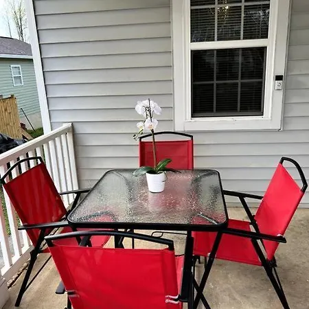Holiday home Near Uptown 3br 1.5 Bth Free Parking Free Wifi *