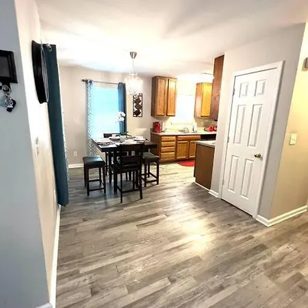 Near Uptown 3br 1.5 Bth Free Parking Free Wifi Holiday home