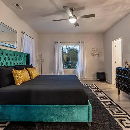 Gorgeous Glam House Across From Park - 3 Bedrooms! Holiday home