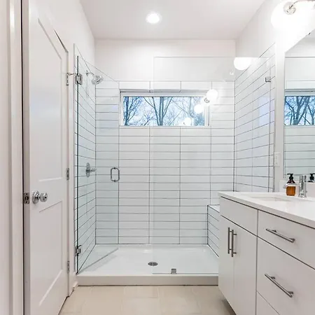 Gorgeous Glam House Across From Park - 3 Bedrooms! Holiday home Charlotte