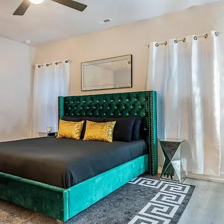 Holiday home Gorgeous Glam House Across From Park - 3 Bedrooms! Charlotte