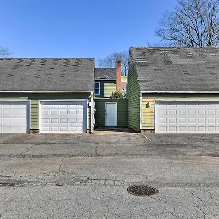 Charming Townhome About 8 Mi To Uptown! Holiday home