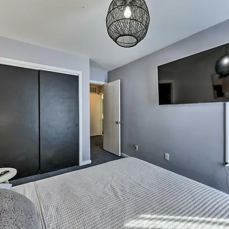 Charming Townhome About 8 Mi To Uptown! Holiday home