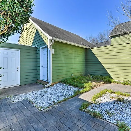 Charming Townhome About 8 Mi To Uptown! *