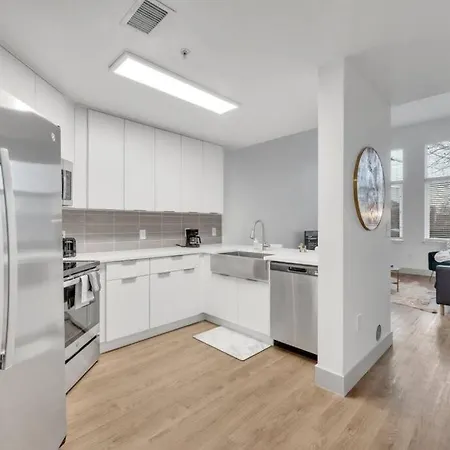 Luxury 2br Apt In Uptown - Walk Everywhere! *