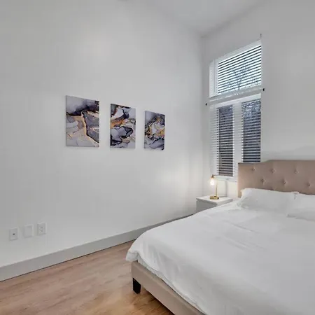 Luxury 2br Apt In Uptown - Walk Everywhere! Apartment