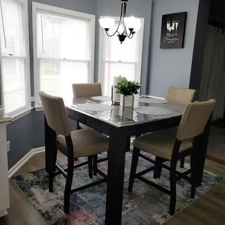 Holiday home Spacious 3 Bedroom 2.5 Baths Home. Free Parking And Wi-fi Charlotte