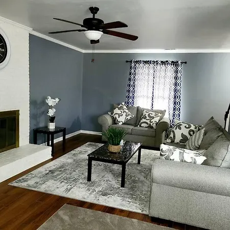 Spacious 3 Bedroom 2.5 Baths Home. Free Parking And Wi-fi Holiday home