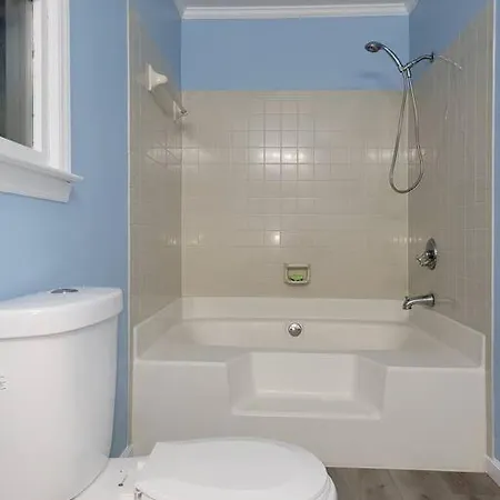 Spacious 3 Bedroom 2.5 Baths Home. Free Parking And Wi-fi *