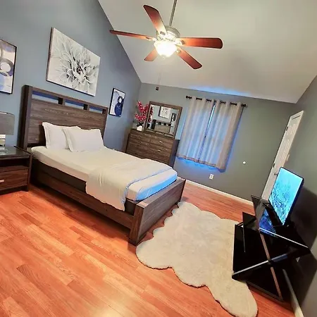 Spacious 3 Bedroom 2.5 Baths Home. Free Parking And Wi-fi Holiday home