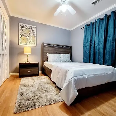 Spacious 3 Bedroom 2.5 Baths Home. Free Parking And Wi-fi * Charlotte
