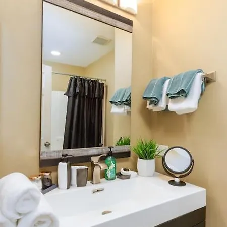 Ballantyne Charming Town Apartment