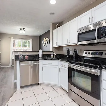 Ballantyne Charming Town Apartment