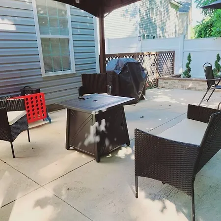 Apartment 15 Mins To Uptown, 4 Bedroom + 2.5ba, Family Friendly!