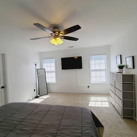 15 Mins To Uptown, 4 Bedroom + 2.5ba, Family Friendly! Apartment