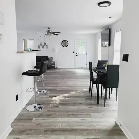 15 Mins To Uptown, 4 Bedroom + 2.5ba, Family Friendly! Charlotte