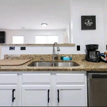 15 Mins To Uptown, 4 Bedroom + 2.5ba, Family Friendly! Apartment *
