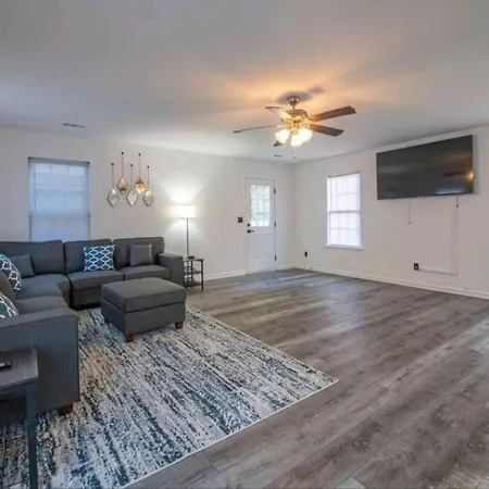 15 Mins To Uptown, 4 Bedroom + 2.5ba, Family Friendly! Apartment Charlotte