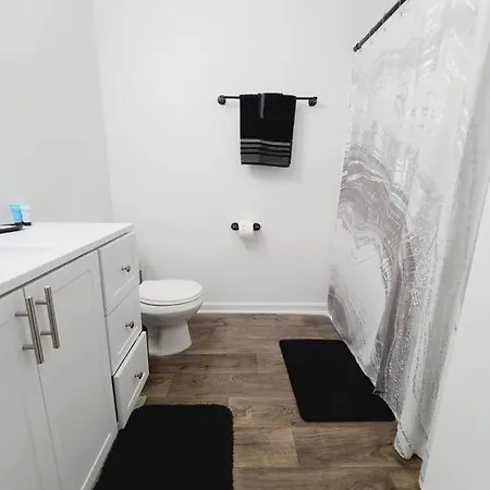 15 Mins To Uptown, 4 Bedroom + 2.5ba, Family Friendly! Apartment *
