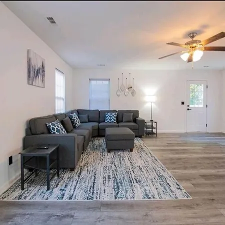 15 Mins To Uptown, 4 Bedroom + 2.5ba, Family Friendly! * Charlotte