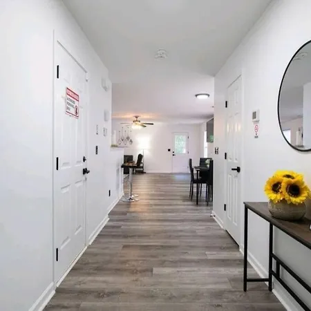 Apartment 15 Mins To Uptown, 4 Bedroom + 2.5ba, Family Friendly!