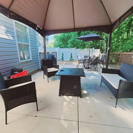 15 Mins To Uptown, 4 Bedroom + 2.5ba, Family Friendly! Apartment