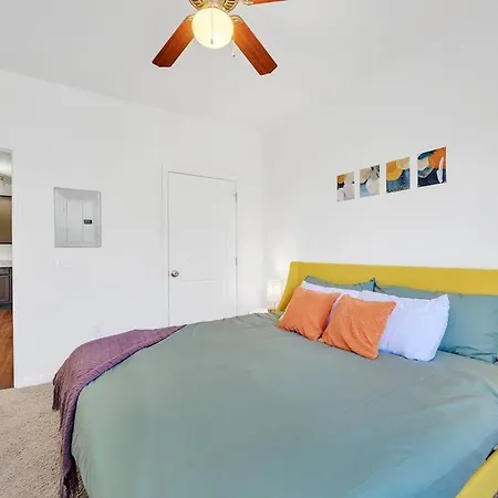 1br King Bed Near Shopping, Dining & Entertainment