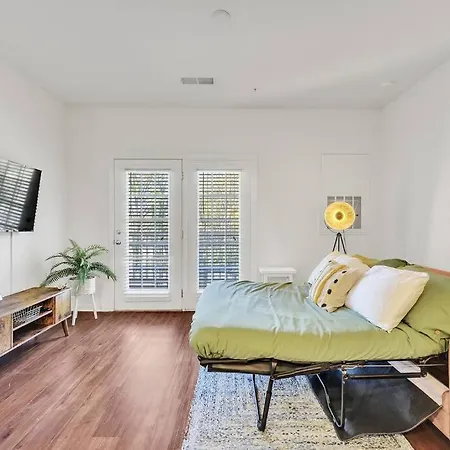 Apartment 1br King Bed Near Shopping, Dining & Entertainment *