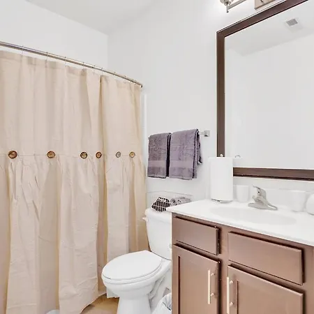 1br King Bed Near Shopping, Dining & Entertainment