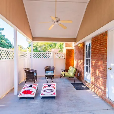 Centrally Located Spacious Abode Charlotte