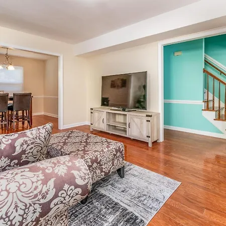 Centrally Located Spacious Abode Charlotte