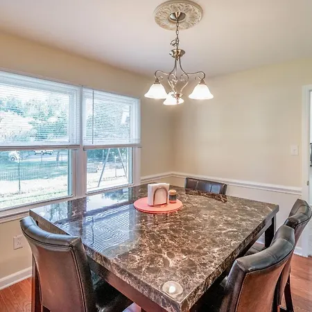 Centrally Located Spacious Abode Holiday home Charlotte