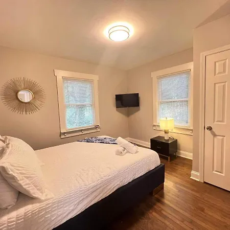 Holiday home Cozy I Darlin' 2 Bedroom Only 4 Mins From Uptown *